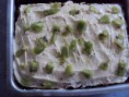 BOLO DE CHOCOLATE RECHEADO E COBERTO COM CREME DE LEITE EM PÓ E KIWI